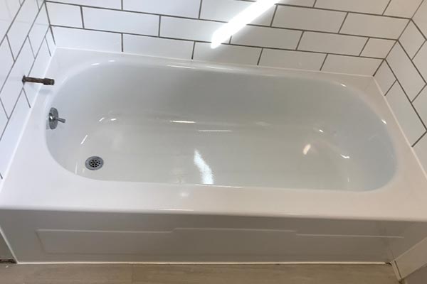 White-tub-with-subway-tile